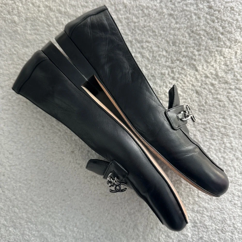 SOLD Chanel 2019 Moccasin Lambskin Flats/Loafers w/ Silver CC logo/ chain detail - Picture 4 of 13